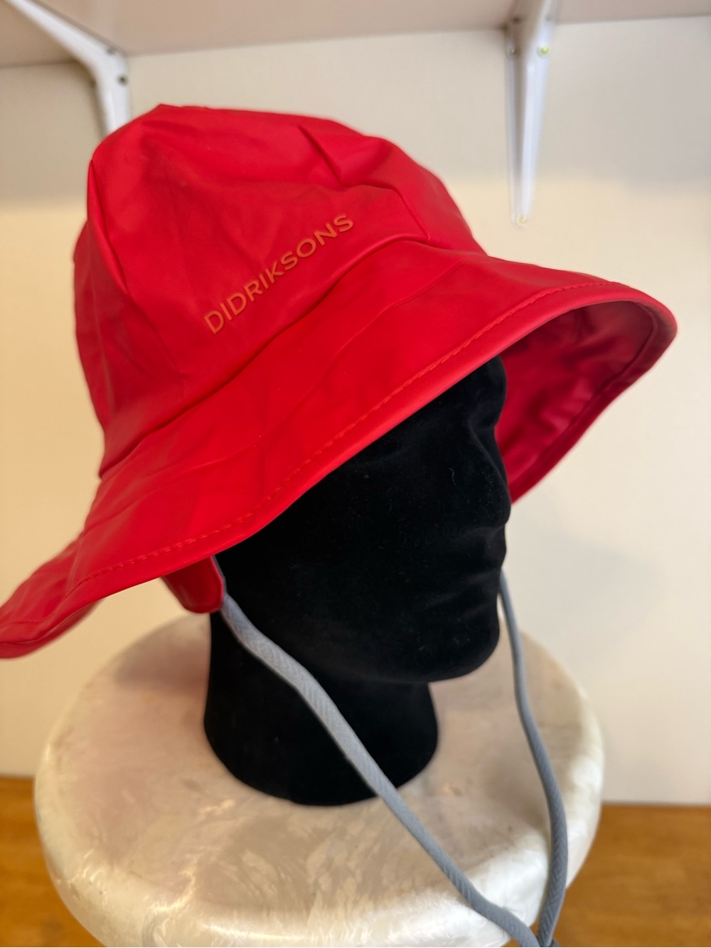 Didriksons Southwest Hat 2 XL Rainproof Bucket Hat Ear Flaps Galon Red Outdoor